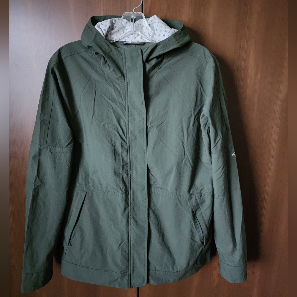 The North Face Womens Jacket with Hood. Very good condition. Size M/M.